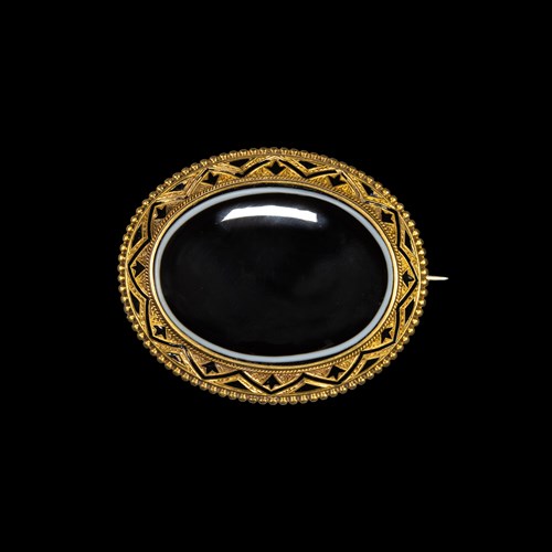 Elegant Victorian mourning gold and enamel brooch with central agate.